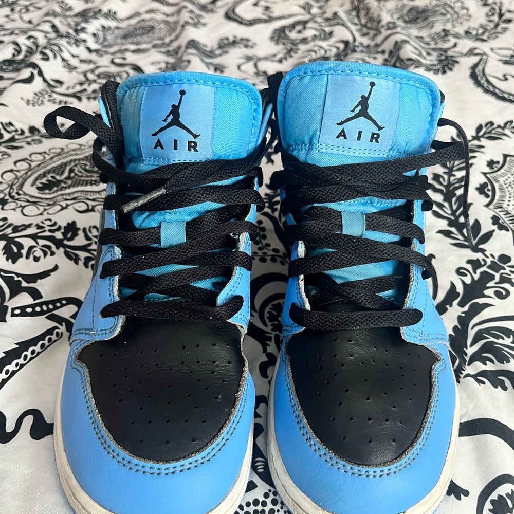 Nike Jordan 1 Mid Sneakers for Boys .